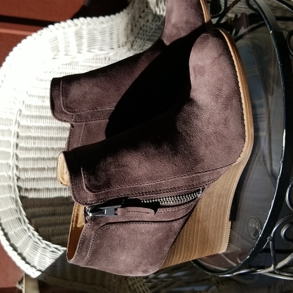 Cute pair of bootie! - Picture 2 of 4